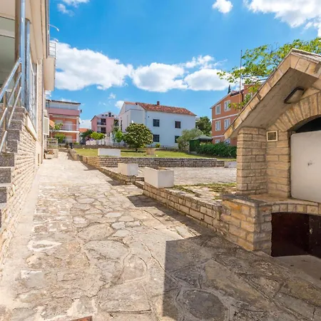 Awesome In W/ 1 Bedrooms Apartment *